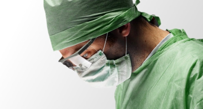 Dr. Freddi Zelener bei einer Operation